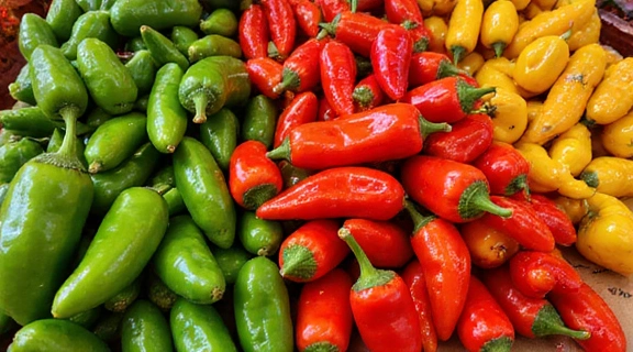 Chiles variados en un mercado mexicano