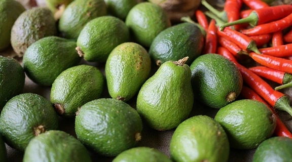 Imagen de aguacates frescos y chiles